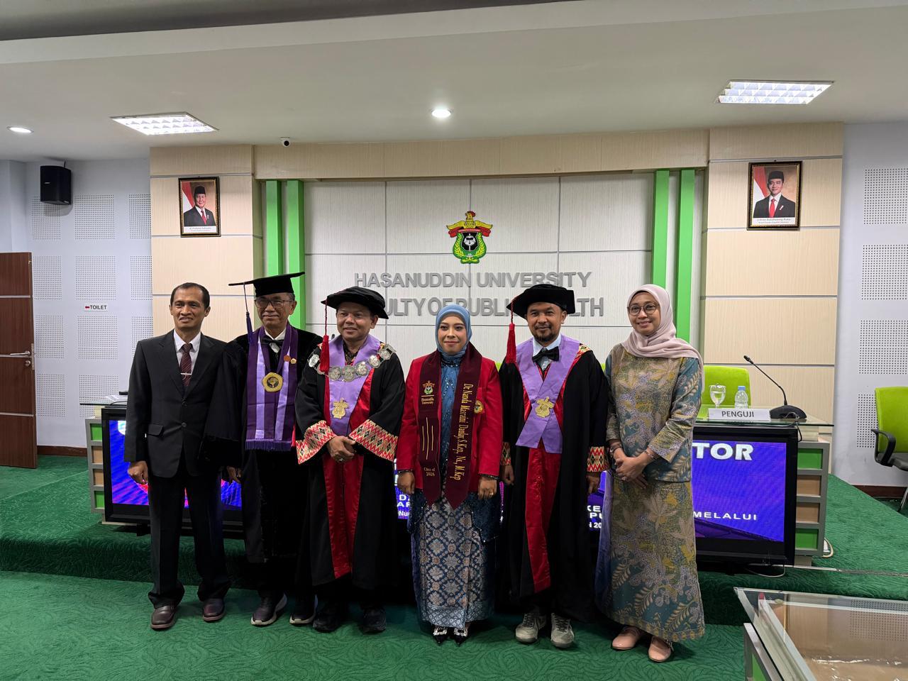 Dr. Nanda Masraini Daulay bersama Promotor, kopromotor dan penguji setelah dinyatakan lulus cumlaude sebagai doktor kesehatan masyarakat Unhas. Foto dialoguejakarta.com/Haresti Dr. Nanda Masraini Daulay bersama Promotor, kopromotor dan penguji setelah dinyatakan lulus cumlaude sebagai doktor kesehatan masyarakat Unhas. Foto dialoguejakarta.com/Haresti