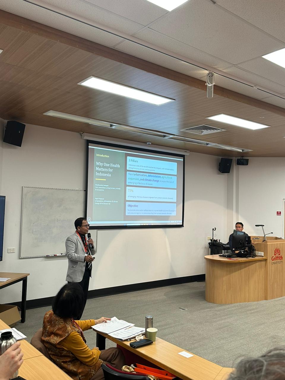 Dekan Fakultas Kesehatan Masyarakat Unhas, Prof. Sukri Palutturi, SKM, M.Kes., MSc.PH., PhD, tampil paparan ilmiah pada International Symposium on One Health 2026 yang diselenggarakan oleh Centre for Environment and Population Health, Griffith University, Brisbane, Australia, pada 28 Juni–1 Juli 2026. Foto dialoguejakarta.com/Ist Dekan Fakultas Kesehatan Masyarakat Unhas, Prof. Sukri Palutturi, SKM, M.Kes., MSc.PH., PhD, tampil paparan ilmiah pada International Symposium on One Health 2026 yang diselenggarakan oleh Centre for Environment and Population Health, Griffith University, Brisbane, Australia, pada 28 Juni–1 Juli 2026. Foto dialoguejakarta.com/Ist