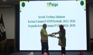 Serah terima jabatan Ketua Umum PATPI dari Prof. Giyatmi kepada Prof. Feri Kusnandar. Sumber foto: dialoguejakarta.com/PR