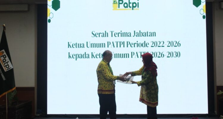 Serah terima jabatan Ketua Umum PATPI dari Prof. Giyatmi kepada Prof. Feri Kusnandar. Sumber foto: dialoguejakarta.com/PR Serah terima jabatan Ketua Umum PATPI dari Prof. Giyatmi kepada Prof. Feri Kusnandar. Sumber foto: dialoguejakarta.com/PR
